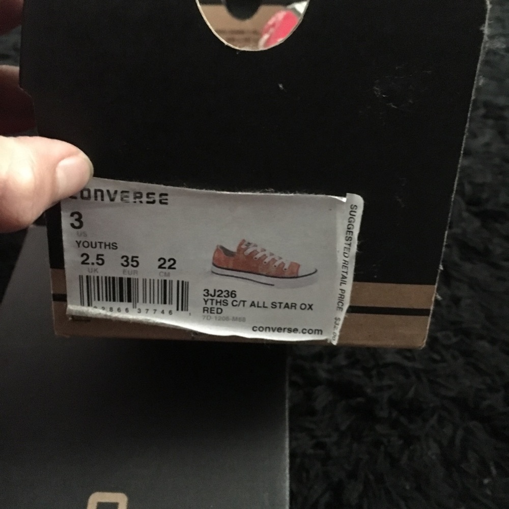 Red converse - Picture 2 of 3